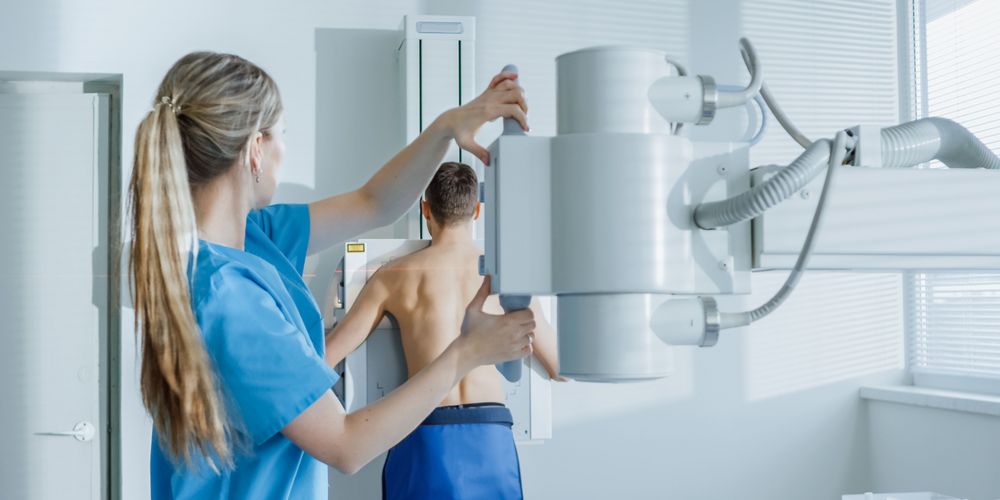 Eine Krankenhausmitarbeiterin führt eine Untersuchung auf Lungenkrebs durch.