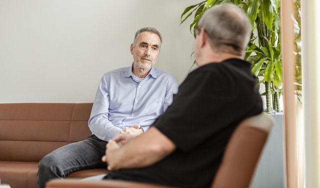 Ein Onkologe bespricht mit einem Patienten die Möglichkeit einer Ablation zur lokalen Tumortherapie.