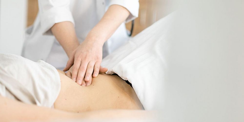 Eine Patientin wird in der Hernienchirurgie untersucht.
