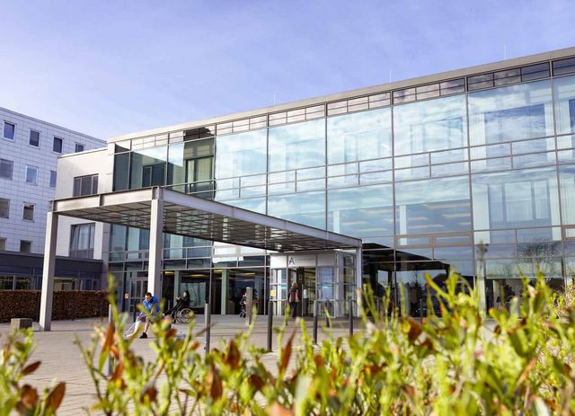 Außenansicht des Gebäudes des Johanna-Etienne-Krankenhauses