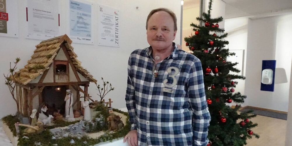 Joachim Tetzlaff steht vor seiner handgefertigten Krippe