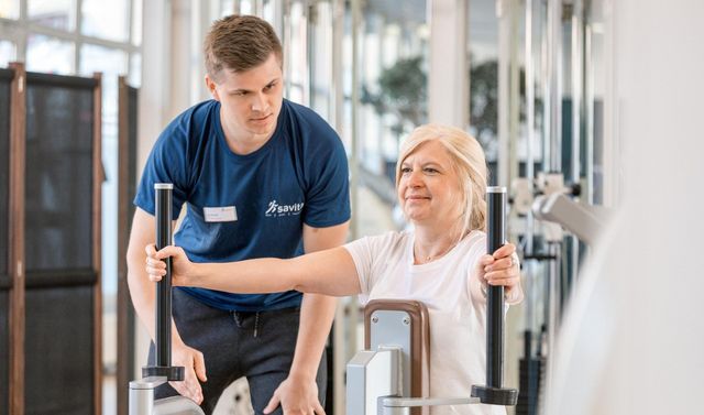Eine Patientin führt bei der Physiotherapie Übungen zur Krankengymnastik am Gerät durch.