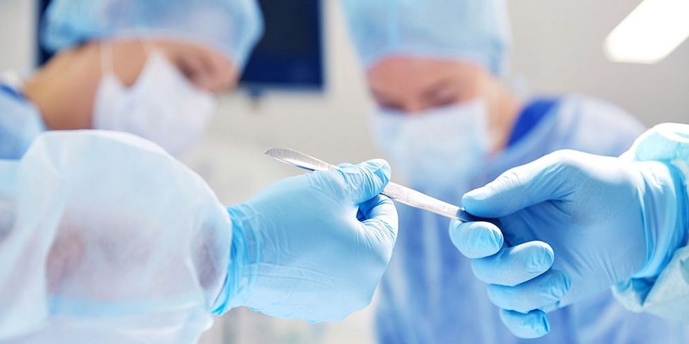 Spezialisten für Hernienchirurgie bei einem Operationsverfahren mit Kunststoffnetz.