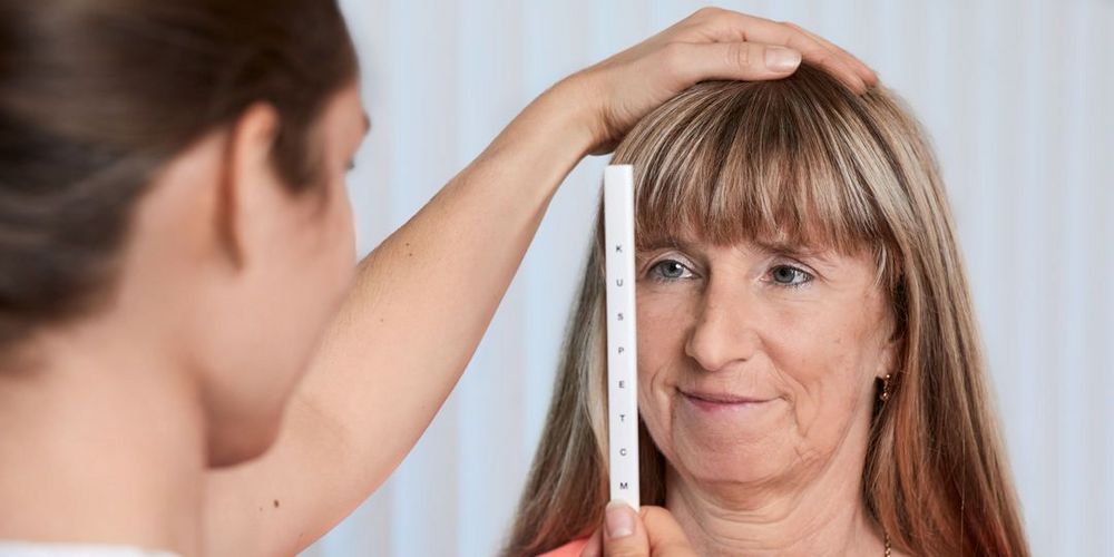 Eine Patientin der Neuroathletik wird untersucht.
