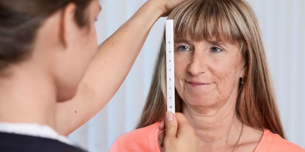 Die Anamnese als erster Schritt des Neuroathletiktrainings Eine Patientin der Neuroathletik wird untersucht.