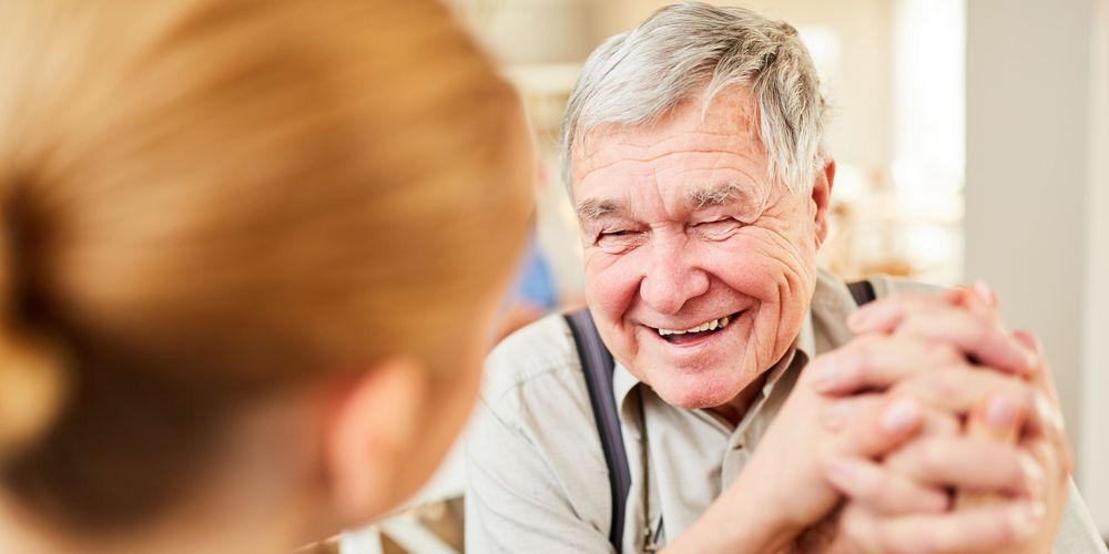 Symptome der Lewy-Körper-Demenz Eine Ärztin informiert einen Patienten mit Lewy-Körper-Demenz über die Symptome der Erkrankung.