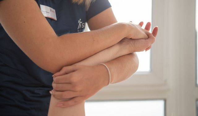 Bei einer Physiotherapie werden Maßnahmen für eine propriozeptive neuromuskuläre Fazilitation durchgeführt.