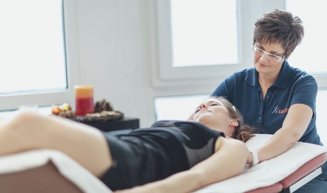 Eine physiotherapeutische Mitarbeiterin behandelt eine Patientin im Rahmen der multimodalen Schmerztherapie.