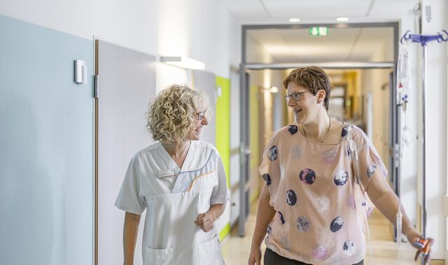 Eine Mitarbeiterin der Tumortherapie betreut eine Patientin nach der Strahlentherapie.
