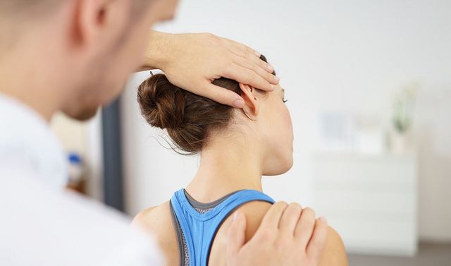 Eine Patientin bei der Physiotherapie in der ambulanten neurologischen Reha. 