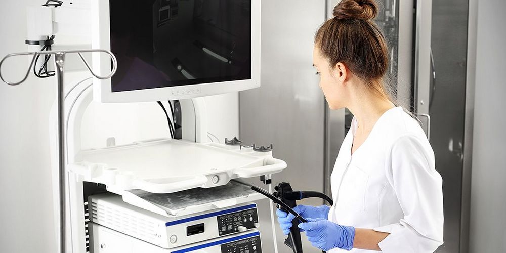 Eine Mitarbeiterin in der Proktologie bereitet eine diagnostische Protoskopie vor.
