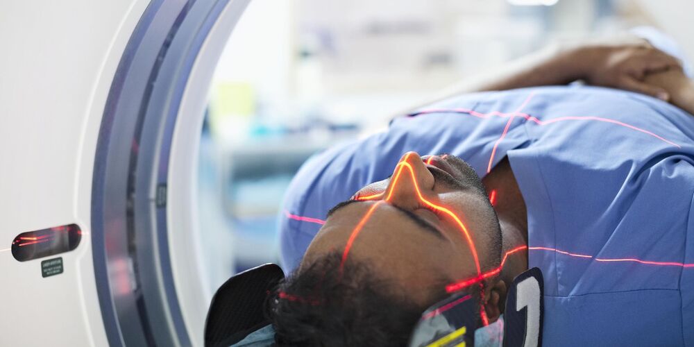 Die Neuroradiologie als Fachbereich der Neurologie Bei einem Patienten wird ein CT Scan des Gehirns durchgeführt.