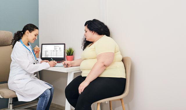 Eine Ärztin und eine Patientin besprechen eine Adipositas-OP.  
