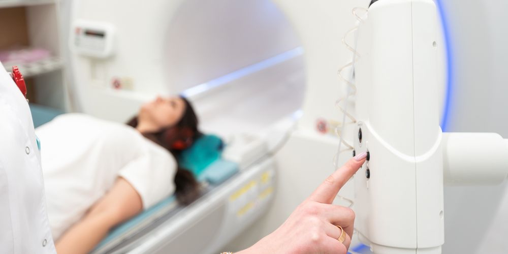 Eine Patientin erhält einen CT-Scan zur Diagnose eines Bandscheibenvorfalls.