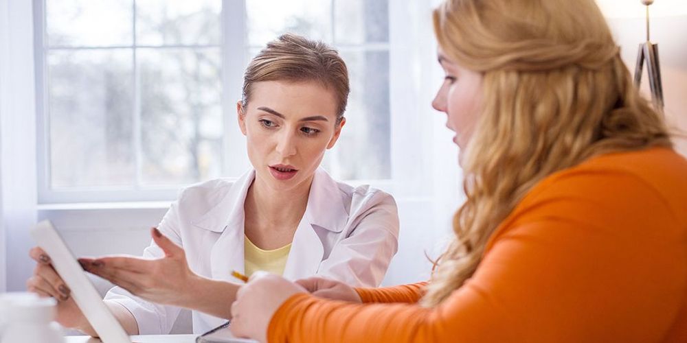 Entsteht Typ-2-Diabetes durch Übergewicht? Eine Ärztin klärt eine Patientin über den Zusammenhang von Diabetes und Übergewicht bzw. Adipositas auf.