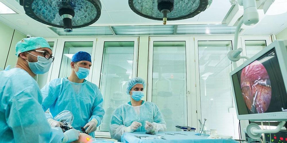 Spezialisten für Viszeralchirurgie bei einem Eingriff an der Gallenblase.
