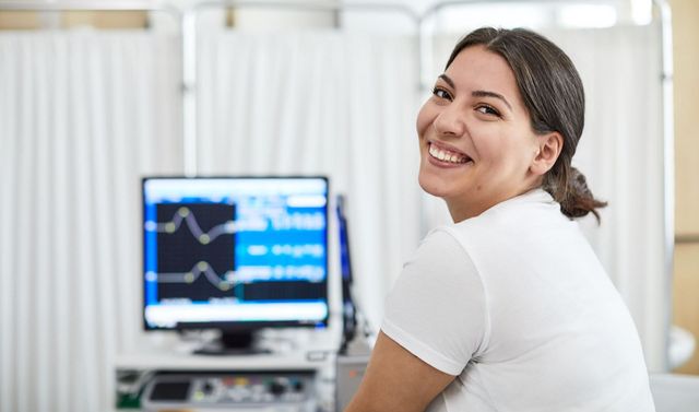 Eine Mitarbeiterin bereitet eine Untersuchung in der allgemeinen neurologischen Ambulanz vor. 