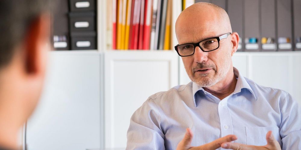 Ein Psychotherapeut bei einem Gespräch zur Diagnostik in der Traumaambulanz. 