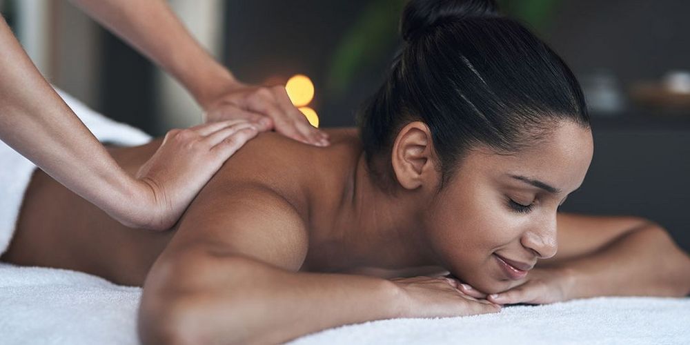 Eine Patientin wird mit der Technik des Reibens der medizinischen Massage behandelt.