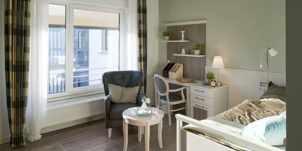 Das Bild zeigt ein Einzelapartment des Memory Zentrums im Einrichtungsstil „gediegen“.