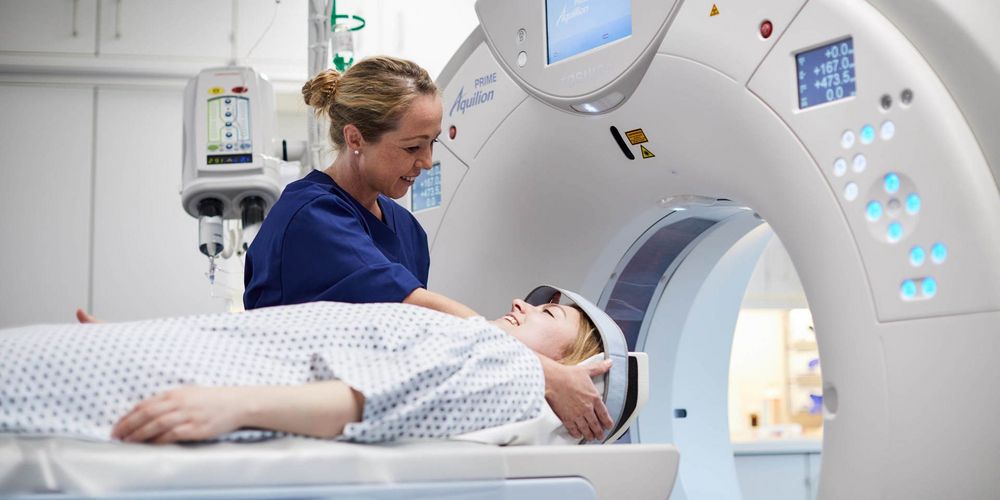 Eine Patientin bei der CT-Untersuchung im Notfallzentrum. 