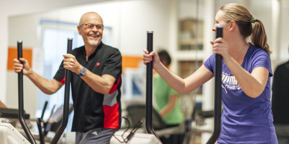 Zwei Teilnehmer des Gesundheitssports trainieren für die körperliche Stärkung.