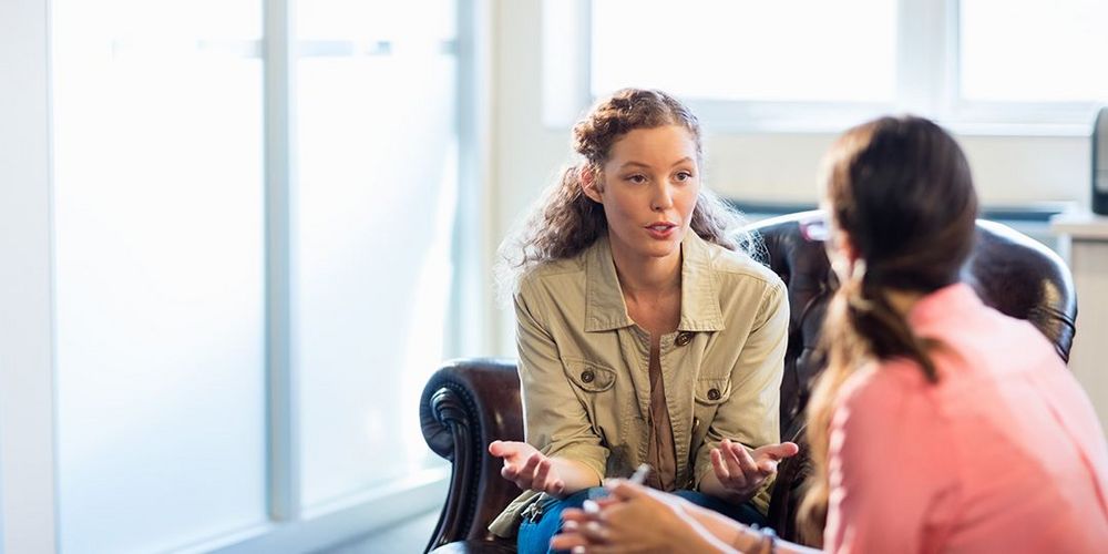 Eine Patientin in einem Therapeutengespräch als Teil der neurologischen Reha. 