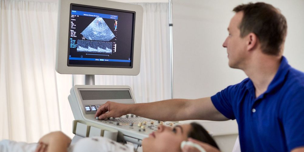 Ein Neurologe untersucht eine Patientin in der neurologischen Ambulanz. 
