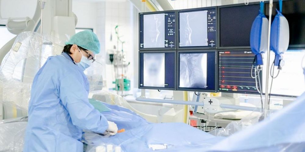 Ein Facharzt für Chirurgie bei einer minimal-invasiven Operation.