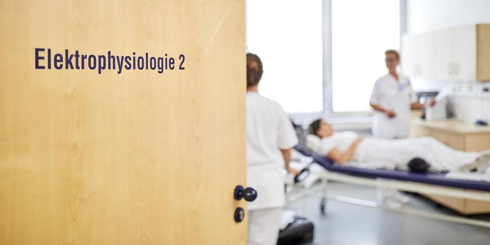 Mitarbeitende und ein Patient der Neurochirurgie bei einer Behandlung in der Elektrophysiologie.