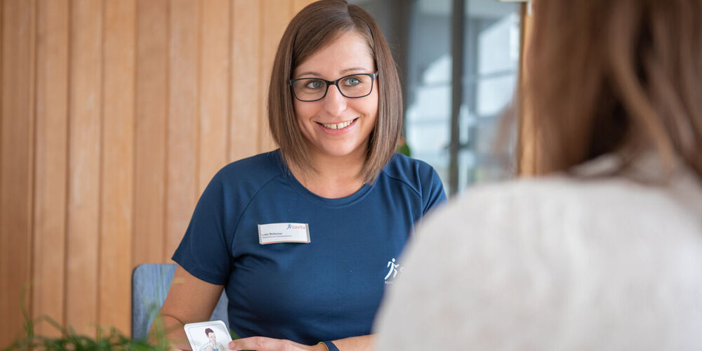 Fachpersonal betreut eine Patientin der onkologischen Reha bei der Ernährungsumstellung.
