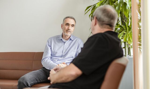 Zwei Patienten sprechen im Rahmen ihrer Tumortherapie über ihre Immunbehandlung.