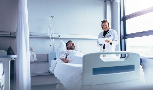 Die Grafik zeigt einen Patienten, der von einer Ärztin zur Immuntherapie beraten wird.