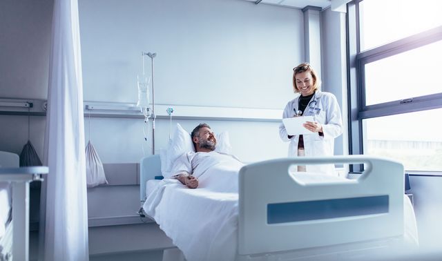 Die Grafik zeigt einen Patienten, der von einer Ärztin zur Immuntherapie beraten wird.