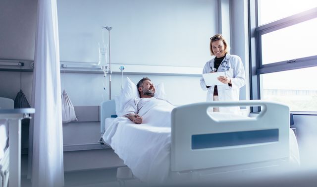 Die Grafik zeigt einen Patienten, der von einer Ärztin zur Immuntherapie beraten wird.