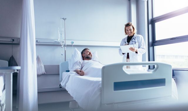 Die Grafik zeigt einen Patienten, der von einer Ärztin zur Immuntherapie beraten wird.