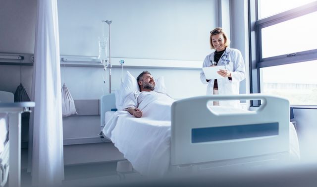 Die Grafik zeigt einen Patienten, der von einer Ärztin zur Immuntherapie beraten wird.