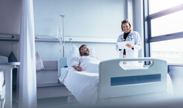 Die Grafik zeigt einen Patienten, der von einer Ärztin zur Immuntherapie beraten wird.