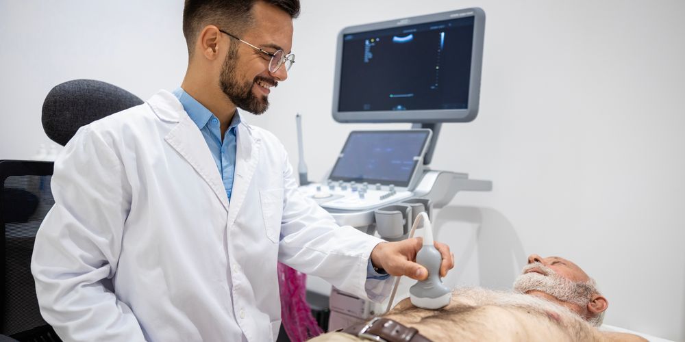 Ein Arzt macht eine Untersuchung zur Bestätigung der Diagnose Gallenblasenentzündung.