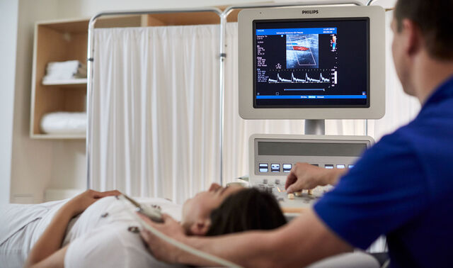 Ein Neurologen betrachtet die Aufnahmen seiner Patientin näher. 
