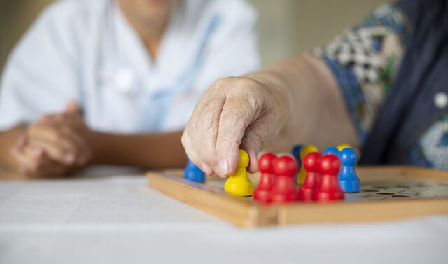 Das Bild zeigt eine Therapiesituation bei gerontoneurologischen Krankheitsbildern.