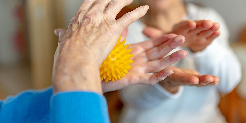 Eine Patientin bei der Ergotherapie im Rahmen der neurologischen Reha.