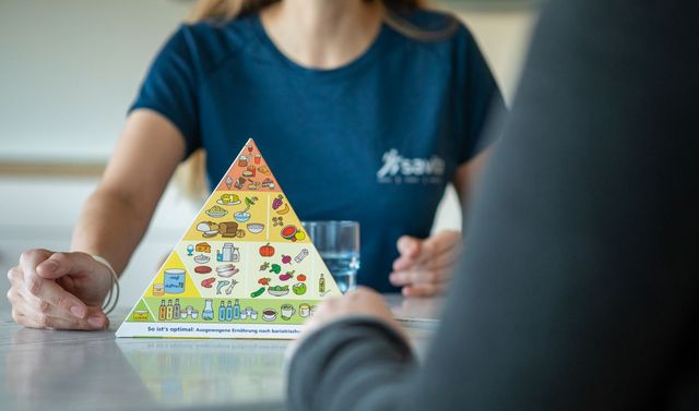 Das Bild zeigt einen Patienten bei der Ernährungsberatung.