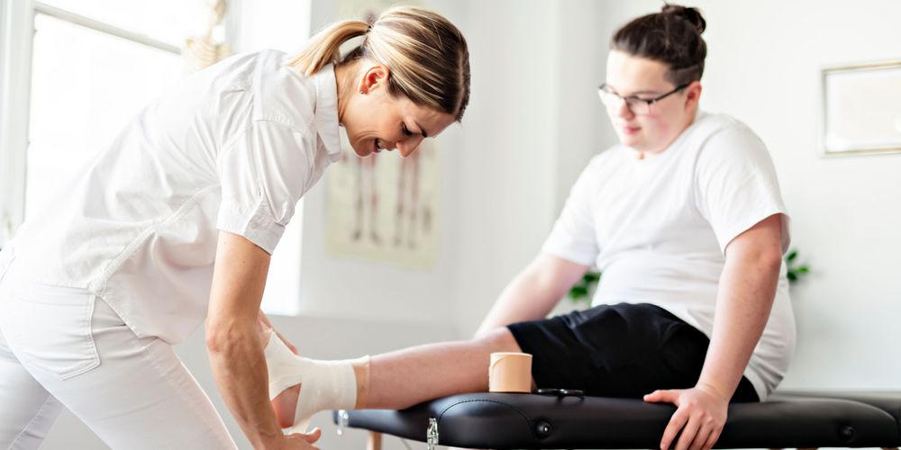 Was ist ein Hallux Valgus? Ein Patient lässt seinen Hallux Valgus von einer Ärztin untersuchen.
