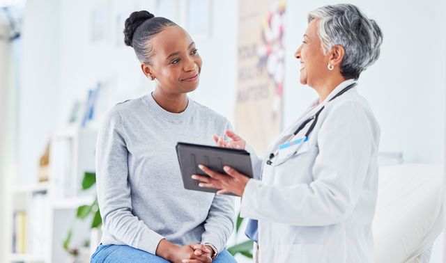 Die Grafik zeigt eine Patientin, die von ihrer Ärztin über ihre Schlafstörung aufgeklärt wird.