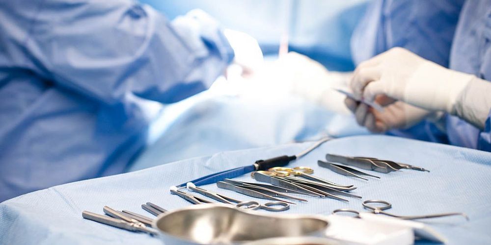 Was bedeutet Chirurgie? Ärzte für Chirurgie bei einer Operation an einem Patienten.