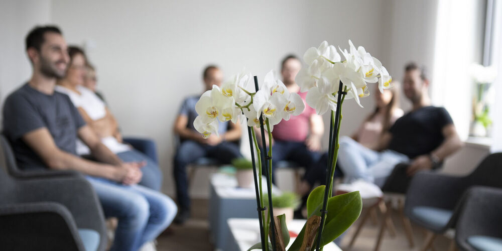 Patientinnen und Patienten einer Gesprächsgruppe in der psychiatrischen Institutsambulanz.