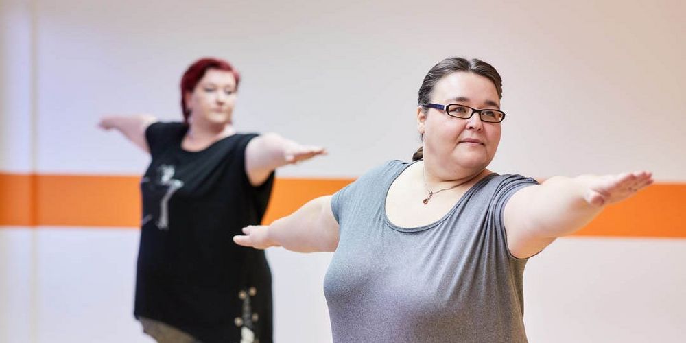 Zwei Frauen machen Sport, um abzunehmen und damit ihren Bluthochdruck durch Übergewicht zu senken.