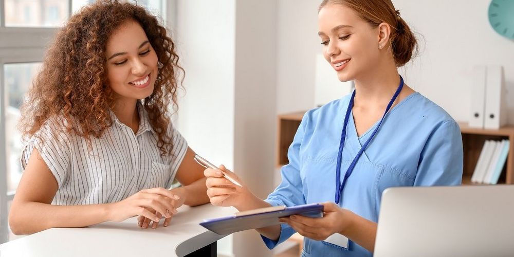 Was ist die ambulante neurologische Reha? Eine Patientin bei der Anmeldung in der ambulanten neurologischen Reha.