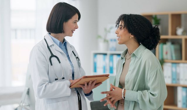 Eine Ärztin berät eine betroffene Patientin und informiert sie darüber, welche Therapie sich bei einer Myasthenia gravis eignet.